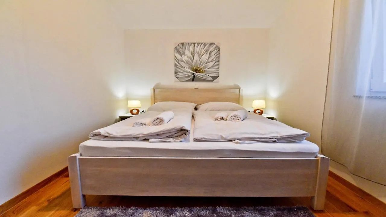 Villa Pinia With Pool, Zadar