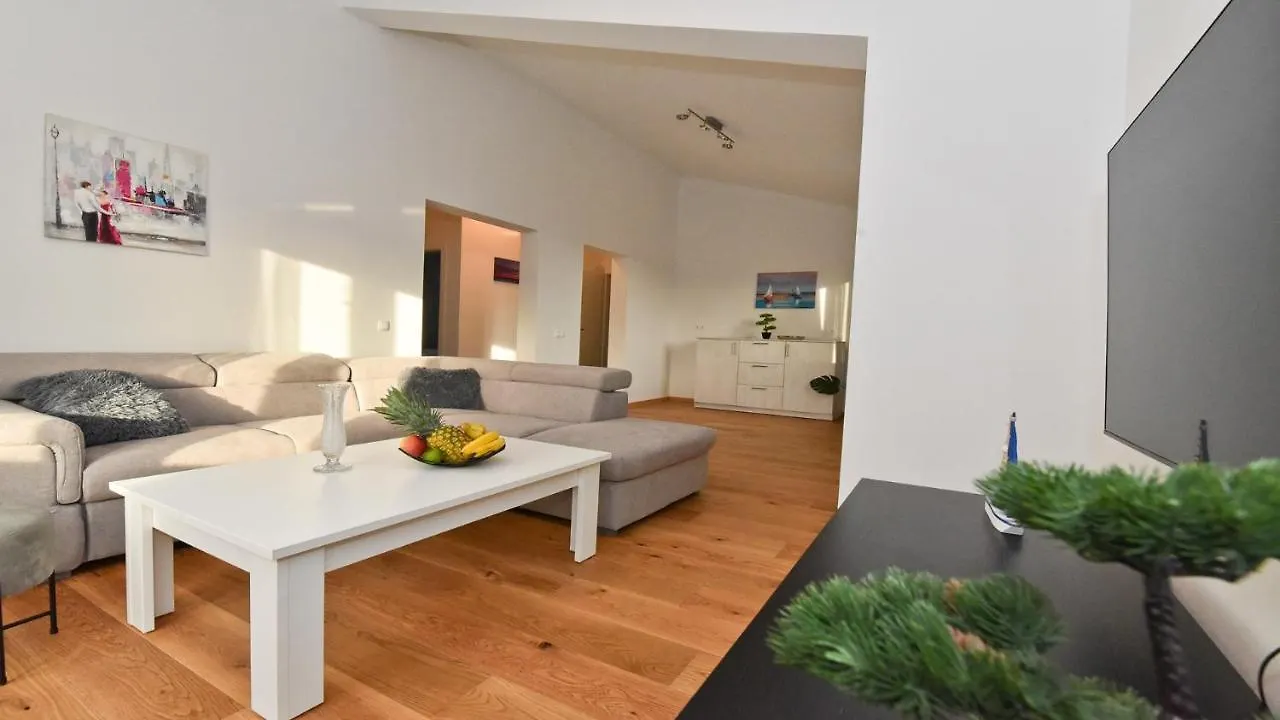 Villa Pinia With Pool, Zadar