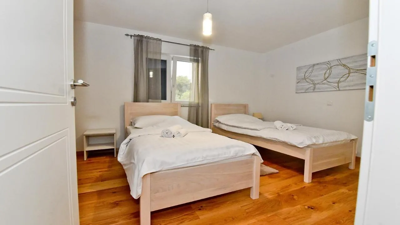 Villa Pinia With Pool, Zadar