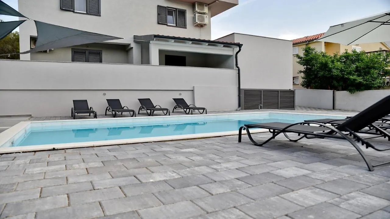Villa Pinia With Pool, Zadar