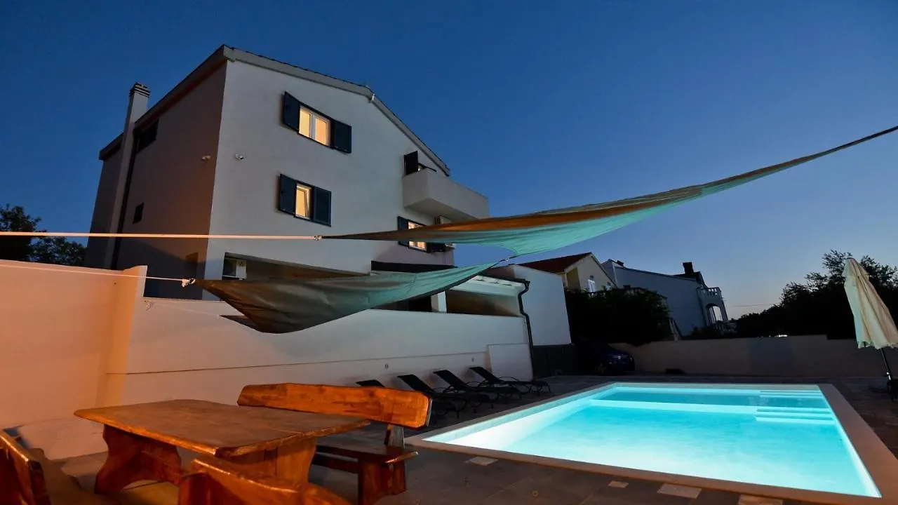 Villa Pinia With Pool, Zadar