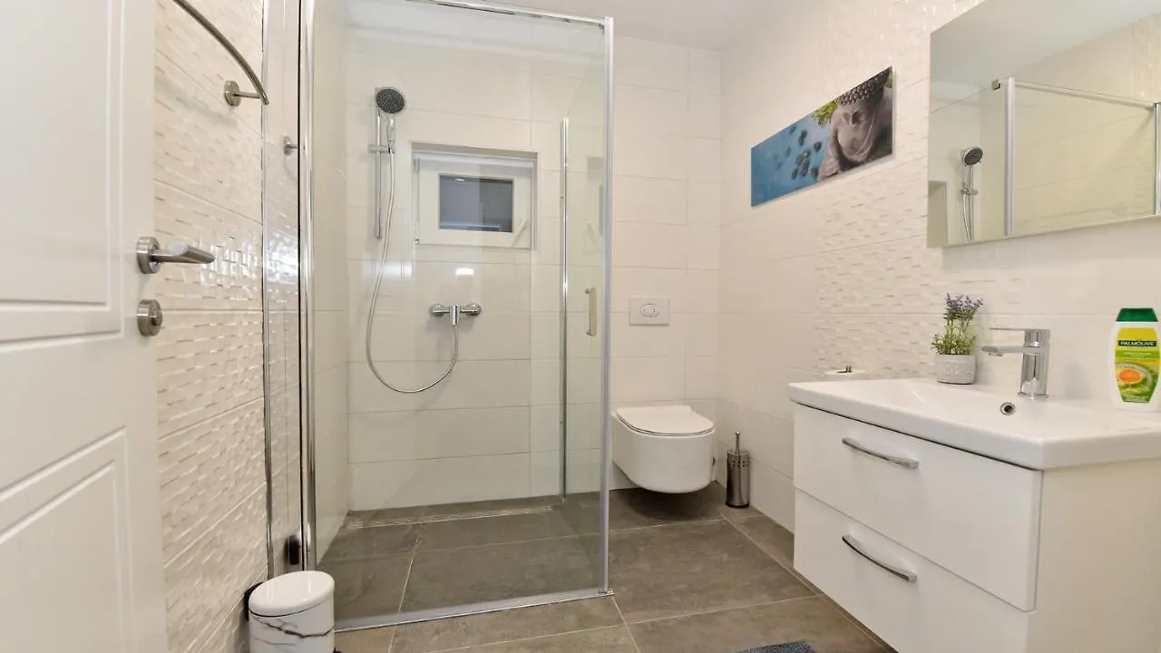 Villa Pinia With Pool, Zadar