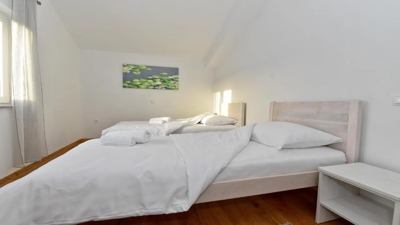 Villa Pinia With Pool, Zadar