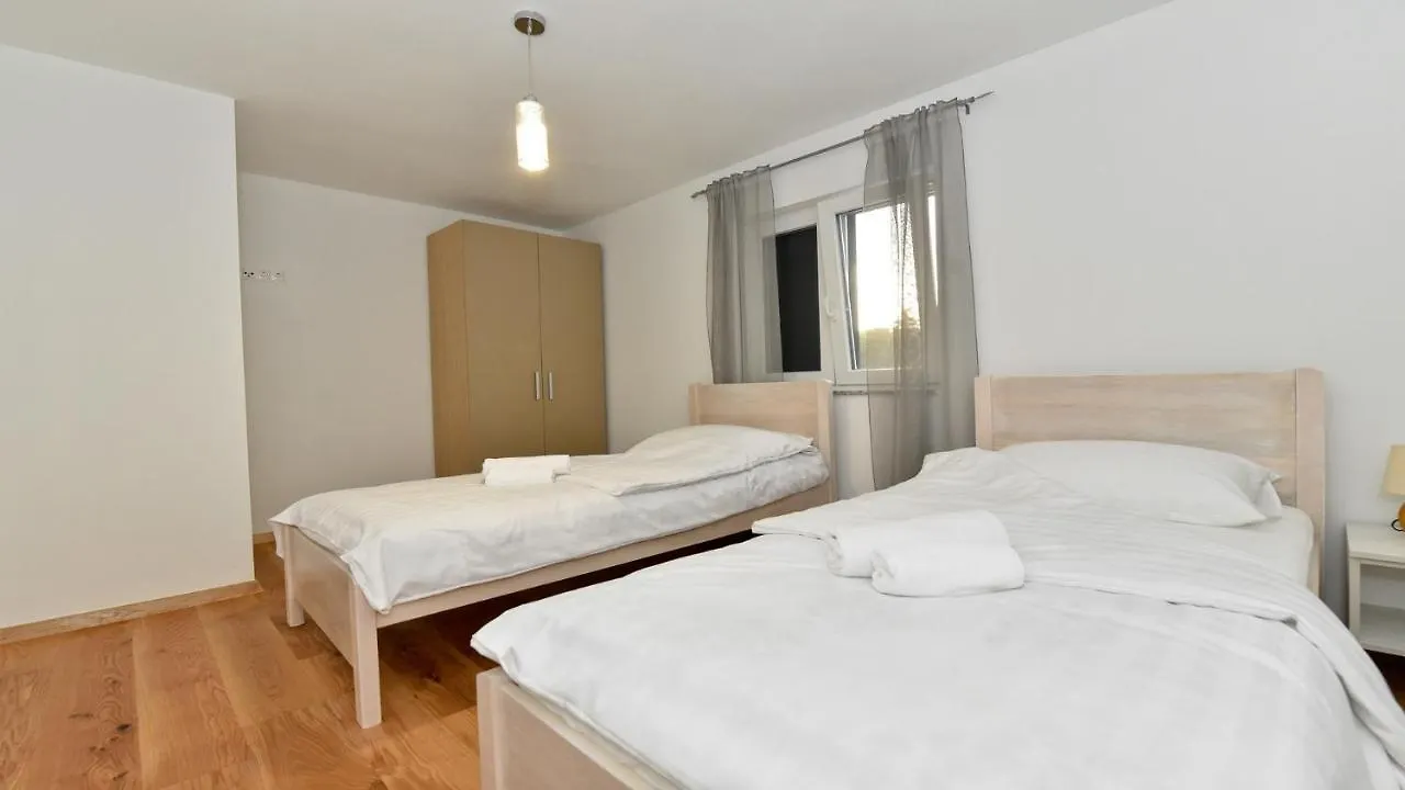 Villa Pinia With Pool, Zadar