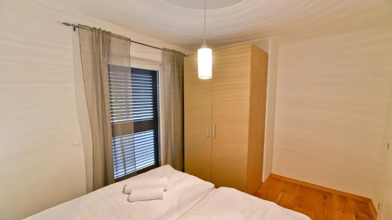 Villa Pinia With Pool, Zadar