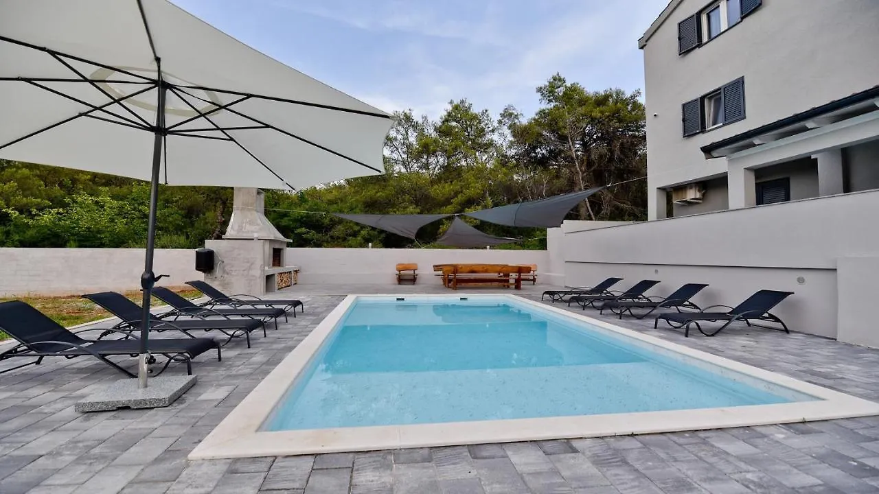 Villa Pinia With Pool, Zadar