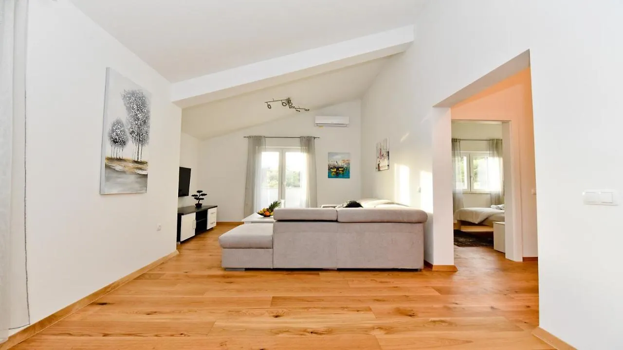 Villa Pinia With Pool, Zadar 0*,