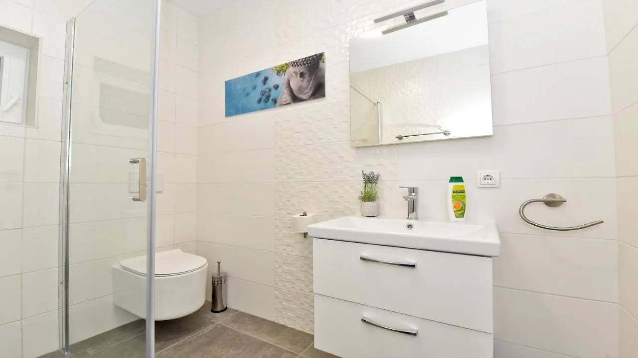 Villa Pinia With Pool, Zadar