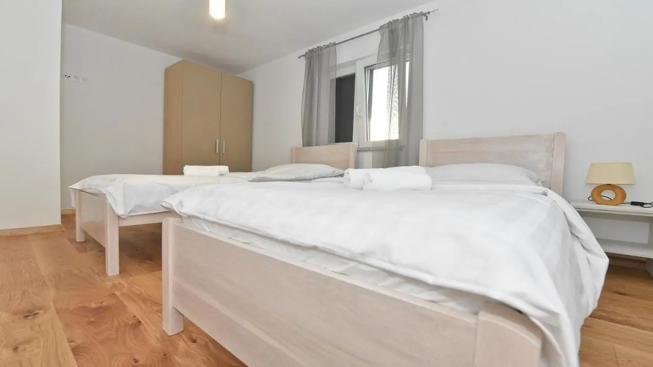 Villa Pinia With Pool, Zadar