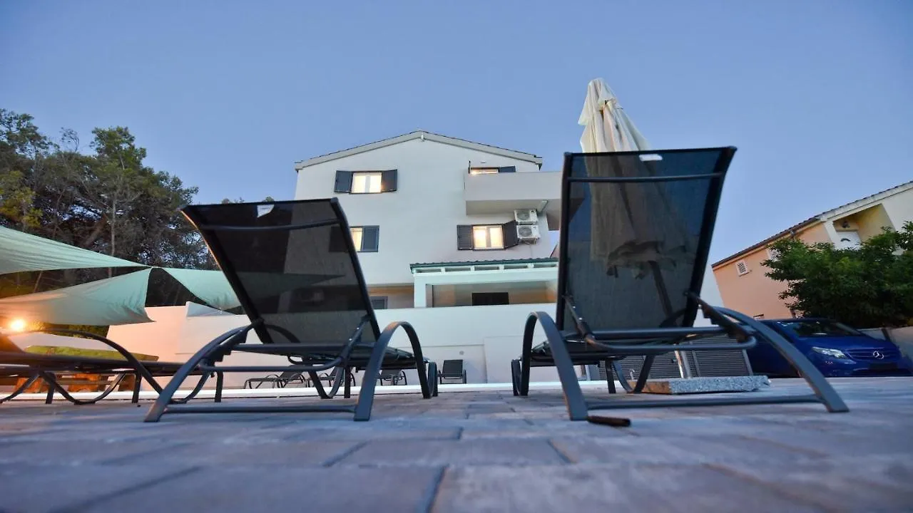 Villa Pinia With Pool, Zadar